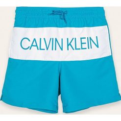 Calvin Klein - Szorty kąpielowe dziecięce 128-176 cm. Niebieskie spodenki chłopięce Calvin Klein, bez wzorów, z poliesteru. W wyprzedaży za 179,90 zł.