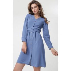 Niebieska Sukienka Torcy. Niebieskie sukienki damskie Born2be, s, bez wzorów, z tkaniny, eleganckie, z dekoltem w serek, z długim rękawem, długie, midi, rozkloszowane. Za 99,99 zł.