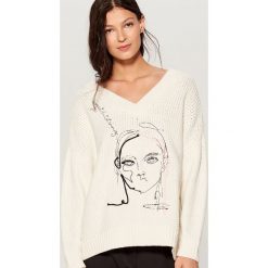 Sweter oversize z haftem - Kremowy. Białe swetry damskie Mohito, xs, z haftami, bez rękawów, bez kaptura. Za 129,99 zł.
