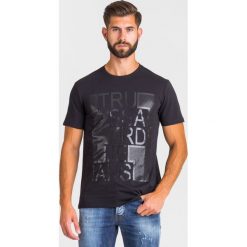 T-SHIRT TRUSSARDI JEANS. Czarne t-shirty męskie m, z nadrukiem, z jeansu, z okrągłym kołnierzem. Za 104,50 zł.