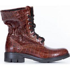 Sznurowane botki z tłoczeniem - skóra naturalna - model 431 - kolor brązowo czarny krokodyl. Pomarańczowe botki damskie Zapato, na zimę, z jeansu, bez obcasa, na płaskiej podeszwie, na sznurówki. W wyprzedaży za 319,00 zł.