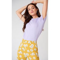 NA-KD Basic T-shirt basic - Purple. Fioletowe t-shirty damskie marki NA-KD Basic, bez wzorów, z bawełny, z okrągłym kołnierzem. W wyprzedaży za 21,18 zł.