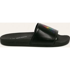 Armani Exchange - Klapki. Białe klapki damskie Armani Exchange, bez wzorów, z gumy, bez obcasa, na obcasie. Za 229,90 zł.