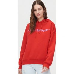Dresowa bluza z kapturem - Czerwony. Czerwone bluzy dresowe damskie Cropp, z dresówki, z kapturem. W wyprzedaży za 63,99 zł.