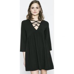 Answear - Sukienka Buda. Czarne sukienki damskie ANSWEAR, na co dzień, s, bez wzorów, z poliesteru, casualowe, z okrągłym kołnierzem, bez rękawów, mini, rozkloszowane. W wyprzedaży za 59,90 zł.