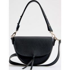 Torebka saddle bag - Czarny. Czarne torebki klasyczne damskie Mohito, bez wzorów, bez dodatków. W wyprzedaży za 79,99 zł.