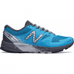 New Balance Summit Q.O.M. - WTSKOMBW. Szare buty sportowe damskie marki New Balance, bez wzorów, z materiału, bez zapięcia. W wyprzedaży za 299,99 zł.