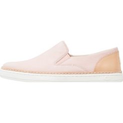 UGG ADLEY Półbuty wsuwane quartz. Różowe półbuty damskie wsuwane Ugg, bez wzorów, ze skóry, na niskim obcasie, bez zapięcia. Za 509,00 zł.