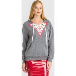 BLUZA TRIANGLE Guess. Szare bluzy damskie Guess, xl, z nadrukiem, z materiału, bez rękawów, z kapturem. Za 184,50 zł.
