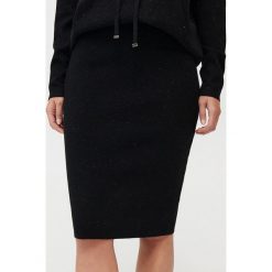Dzianinowa spódnica z gumką - Czarny. Czarne spódniczki damskie Mohito, s, bez wzorów, z dzianiny. Za 89,99 zł.