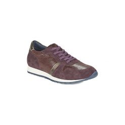 Buty Betty London FLEONI. Czerwone trampki i tenisówki damskie Betty London, bez wzorów, bez zapięcia. Za 239,85 zł.