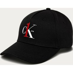 Calvin Klein Jeans - Czapka Ck One. Czarne czapki damskie Calvin Klein Jeans, z aplikacjami, z bawełny. Za 159,90 zł.