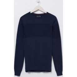 Dzianinowy sweter z bawełny - Granatowy. Niebieskie swetry męskie Sinsay, s, bez wzorów, z bawełny, bez kołnierzyka, bez kaptura. Za 49,99 zł.