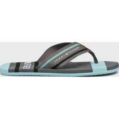 Tommy Hilfiger - Japonki Striped Beach. Szare kapcie męskie TOMMY HILFIGER, ze skóry. W wyprzedaży za 129,90 zł.