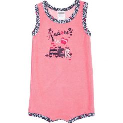 Rampers w kolorze jasnoróżowym. Różowe body niemowlęce Absorba & DIM, z nadrukiem, bez rękawów. W wyprzedaży za 19,95 zł.