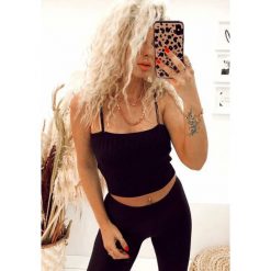 Top IZELMA BLACK. Czarne bluzki damskie IVET, bez wzorów, bez kołnierzyka. W wyprzedaży za 29,00 zł.