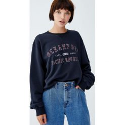 Bluza college z napisem. Czarne bluzy damskie Pull&Bear, z napisami. Za 89,90 zł.