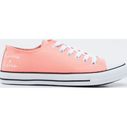 Trampki z nadrukiem - Beżowy. Brązowe trampki i tenisówki damskie Sinsay, z nadrukiem, bez zapięcia. Za 29,99 zł.