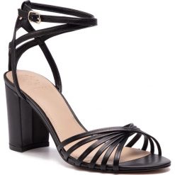 Sandały GUESS - Madesta FL6MAD LEA03 BLACK. Czarne klapki damskie Guess, z aplikacjami, ze skóry, bez obcasa, na obcasie. W wyprzedaży za 439,00 zł.