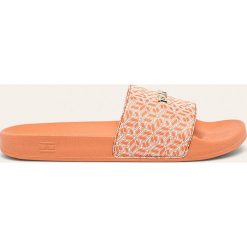 Tommy Hilfiger - Klapki. Pomarańczowe klapki damskie TOMMY HILFIGER, bez wzorów, z gumy, bez obcasa, na obcasie. W wyprzedaży za 99,90 zł.
