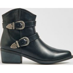 Botki typu kowbojki z klamrami - Czarny. Czarne botki damskie Sinsay, bez obcasa, na klamry. Za 129,99 zł.