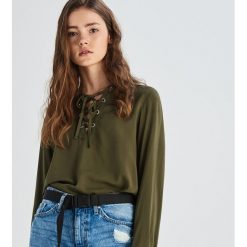 Koszula z wiązaniem na dekolcie - Khaki. Brązowe koszule damskie marki Sinsay, s, bez wzorów, bez kołnierzyka, bez rękawów. Za 59,99 zł.