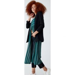 Marynarka z kieszeniami i marszczeniem. Czarne marynarki damskie marki Pull&Bear, bez wzorów. Za 109,00 zł.