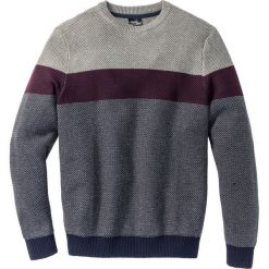 Sweter z okrągłym dekoltem Regular Fit bonprix szary melanż - czerwony klonowy w paski. Szare swetry męskie bonprix, s, w paski, z dzianiny, z okrągłym kołnierzem. Za 74,99 zł.