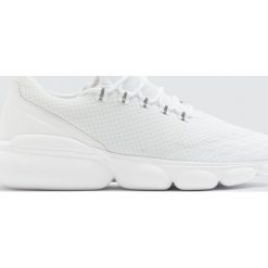 Białe buty sportowe XDYE bubble. Białe buty sportowe męskie Pull&Bear, bez zapięcia. Za 89,90 zł.