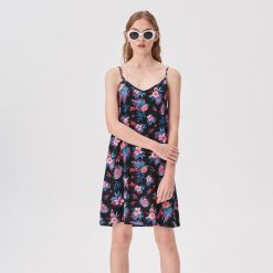Sukienka z wiskozy - Fioletowy. Fioletowe sukienki damskie Sinsay, s, bez wzorów, z wiskozy, bez kołnierzyka, bez rękawów. W wyprzedaży za 29,99 zł.