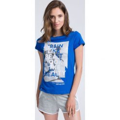 T-shirt damski TSD015 - granatowy. Niebieskie t-shirty damskie marki 4f, bez wzorów, bez kołnierzyka. W wyprzedaży za 49,99 zł.