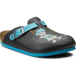 Klapki BIRKENSTOCK - Boston Kids 0937633 Pirat Cat And Mouse Blue. Niebieskie sandały chłopięce marki Birkenstock, ze skóry ekologicznej. W wyprzedaży za 149,00 zł.