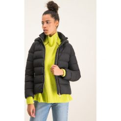 Kurtka puchowa Geox Adrya W9425T T2570 F9000. Czarne kurtki damskie Geox, bez wzorów, z poliesteru, bez kaptura. W wyprzedaży za 719,00 zł.