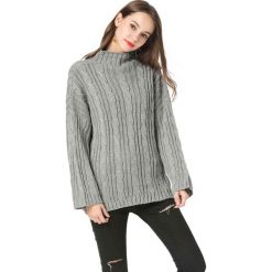 Sweter w kolorze szarym. Szare swetry damskie Swetry na chłodne dni, bez wzorów, ze splotem, bez rękawów, bez kaptura. W wyprzedaży za 129,95 zł.