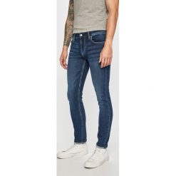 Guess Jeans - Jeansy Miami. Niebieskie jeansy męskie Guess Jeans, m, z aplikacjami, z obniżonym stanem. Za 459,90 zł.
