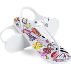 Sandały Love Moschino. Białe sandały damskie Love Moschino, bez wzorów, bez obcasa, bez zapięcia. Za 349,00 zł.