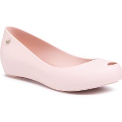 Baleriny MELISSA - Ultragirl Basic II Ad 32938 Light Pink 01276. Różowe baleriny damskie Melissa, bez wzorów, z tworzywa sztucznego, klasyczne, bez obcasa, na płaskiej podeszwie, bez zapięcia. Za 269,00 zł.