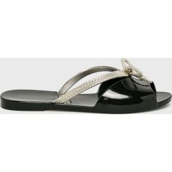 Melissa - Japonki Ela Chrome. Czarne klapki damskie Melissa, bez wzorów, z materiału, bez obcasa, na obcasie. W wyprzedaży za 219,90 zł.