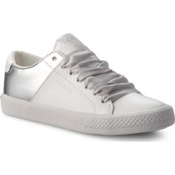 Tenisówki GUESS - FILAR3 LEA12 OFF WHITE. Białe trampki dziewczęce Guess, z aplikacjami, z gumy, na sznurówki. W wyprzedaży za 189,00 zł.