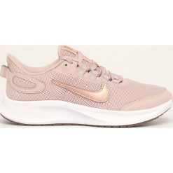 Nike - Buty Run All Day 2. Różowe buty sportowe damskie Nike, z gumy. W wyprzedaży za 249,90 zł.