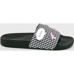 TheWhiteBrand - Klapki. Czarne klapki damskie TheWhiteBrand, bez wzorów, z materiału, bez obcasa, na obcasie. W wyprzedaży za 129,90 zł.