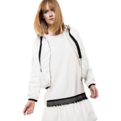 Kurtka w kolorze białym. Białe płaszcze damskie Deni Cler, bez wzorów, z denimu, bez kaptura. W wyprzedaży za 599,95 zł.