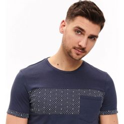 T-SHIRT DOPASOWANY Z KIESZONKĄ. Niebieskie t-shirty męskie Top Secret, na lato, m, z nadrukiem, z bawełny, bez kołnierzyka, krótkie. W wyprzedaży za 24,99 zł.