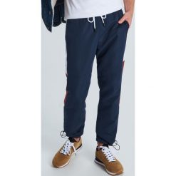 Joggery z lampasem - Granatowy. Niebieskie spodnie męskie Cropp, m, bez wzorów. W wyprzedaży za 29,99 zł.