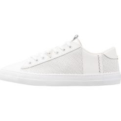 HUB HOOK Sneakersy niskie white. Białe trampki i tenisówki damskie marki HUB, bez wzorów, ze skóry, bez zapięcia. Za 419,00 zł.