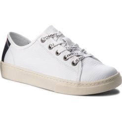Sneakersy TOMMY JEANS - Light Leather Low EN0EN00230 White 100. Białe półbuty damskie Tommy Jeans, na co dzień, bez wzorów, z jeansu, bez obcasa, na płaskiej podeszwie, bez zapięcia. W wyprzedaży za 279,00 zł.