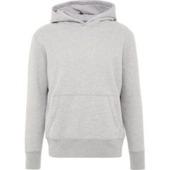 DRYKORN TONI Bluza z kapturem hellgrau. Szare bejsbolówki męskie DRYKORN, l, z bawełny, z kapturem. Za 419,00 zł.
