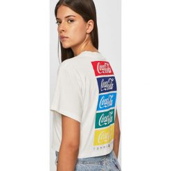 Tommy Jeans - Top x Coca Cola. Białe bluzki damskie Tommy Jeans, s, z nadrukiem, z bawełny, z okrągłym kołnierzem, z krótkim rękawem. Za 199,90 zł.