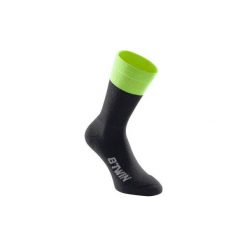 Skarpety Na Rower 500 Zimowe. Czarne skarpetki męskie marki B'TWIN, z elastanu. Za 29,99 zł.