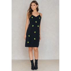 NA-KD Sukienka bieliźniana Lemon - Black. Czarne sukienki damskie NA-KD, z haftami, z poliesteru, bez kołnierzyka, bez rękawów, mini. W wyprzedaży za 40,18 zł.